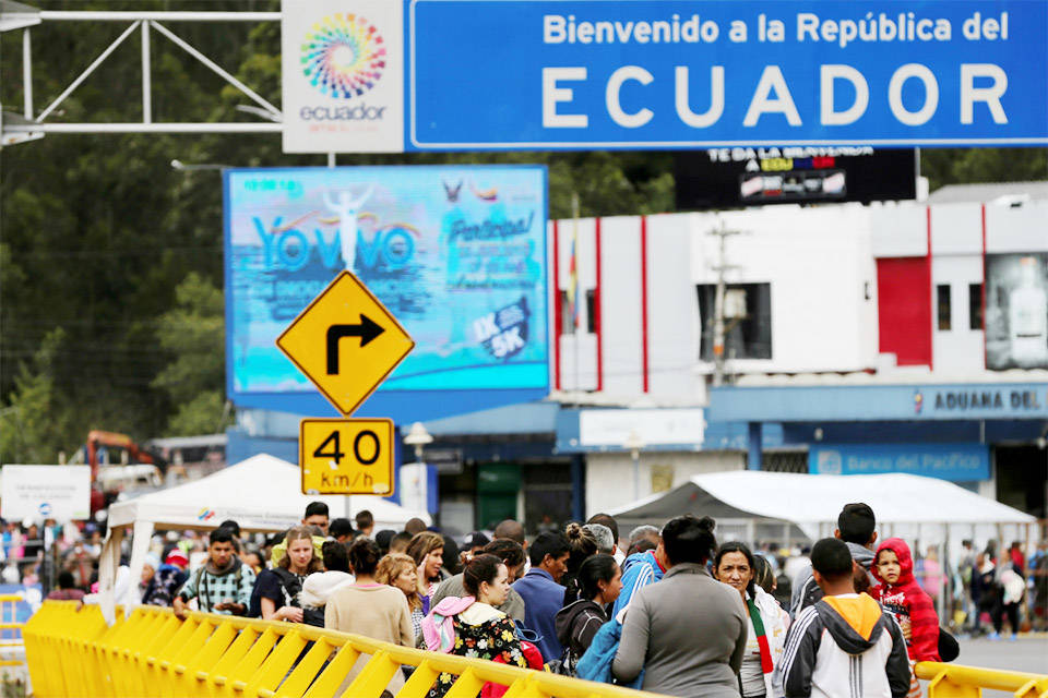 Lasso hará "amplia regularización" para migrantes venezolanos