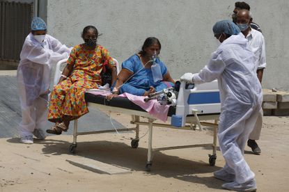 Colapso hospitalario en la India tras récord de casos y muertes
