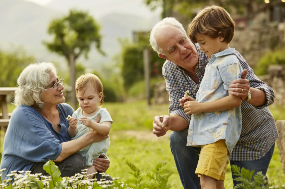 La importancia de los abuelos en la unión familiar | Diario 2001