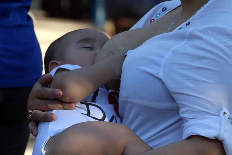 Niños amamantados por mujeres vacunadas los protegen del COVID