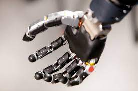 Crean mano robótica capaz de obedecer ordenes directamente del cerebro