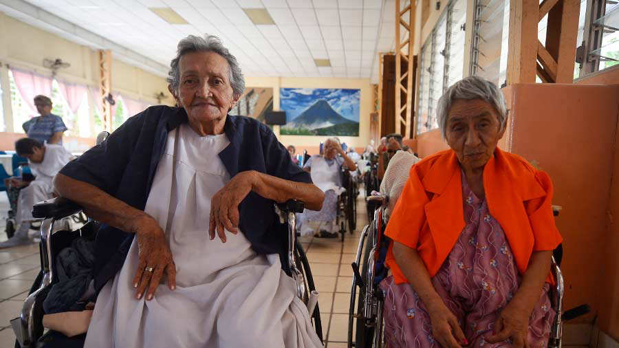 El Salvador comienza la vacunación de abuelos en asilos contra covid-19