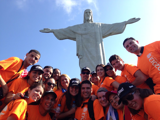 Voluntarios de Río de Janeiro ayudan a calmar el hambre que trajo COVID