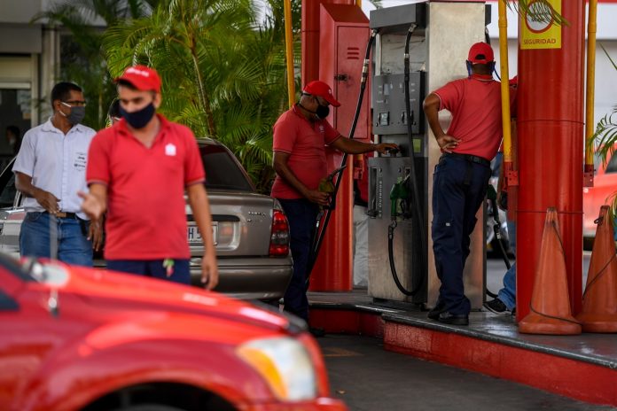 Trabajador de estación de servicio es apuñalado tras discutir por gasolina