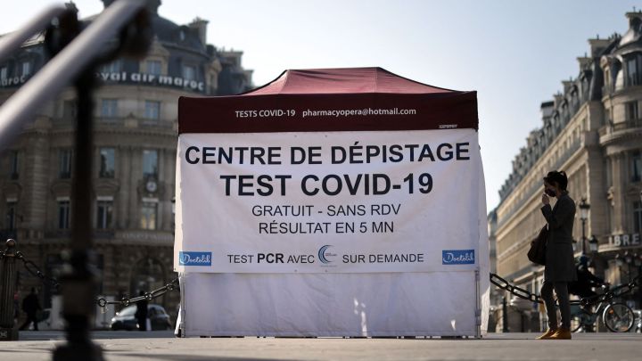 Francia registra 449 muertes y sus hospitales siguen bajo presión