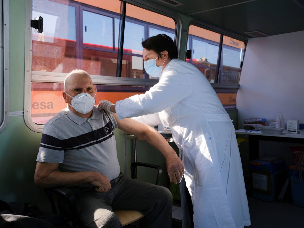 Italia priorizará la vacuna de AstraZeneca a los mayores de 60 años