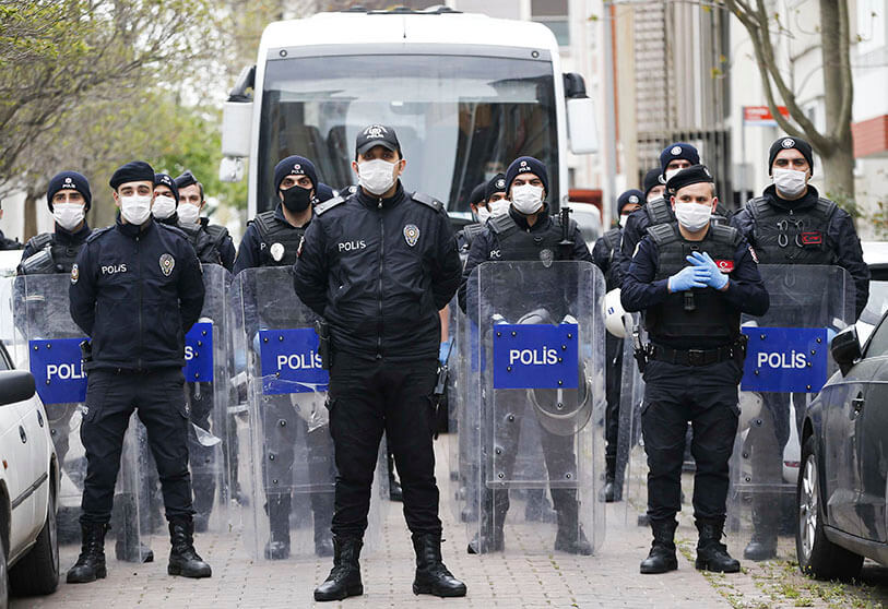 Turquía prohíbe grabar a agentes de policía durante protestas