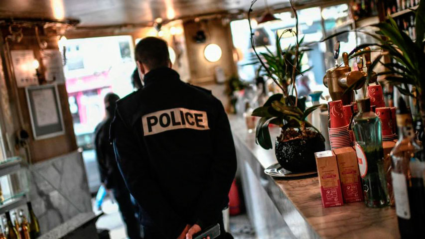 Policía multa a más de 110 clientes de un restaurante en París