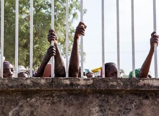 Escapan más de 1.800 presos de una cárcel en Nigeria tras un