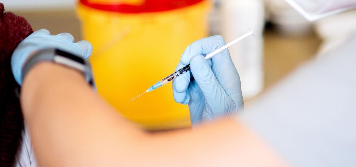 Vacunan por error a 46 brasileños contra COVID en lugar de la gripe