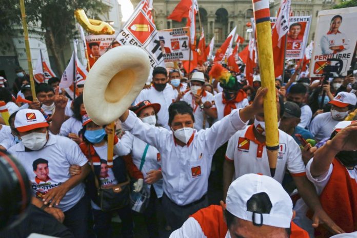 Tres candidatos a la presidencia de Perú son investigados por fiscalía