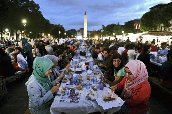 Turquía comienza primer confinamiento ante fiesta por fin del Ramadán