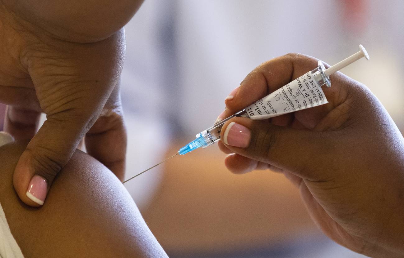 Variante COVID sudafricana puede "atravesar" la vacuna Pfizer