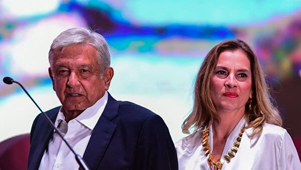 Esposa del presidente de México recibe primera dosis de la vacuna Pfizer