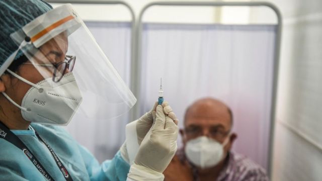 Arrestan a un enfermero en Italia por simular aplicar vacunas contra COVID
