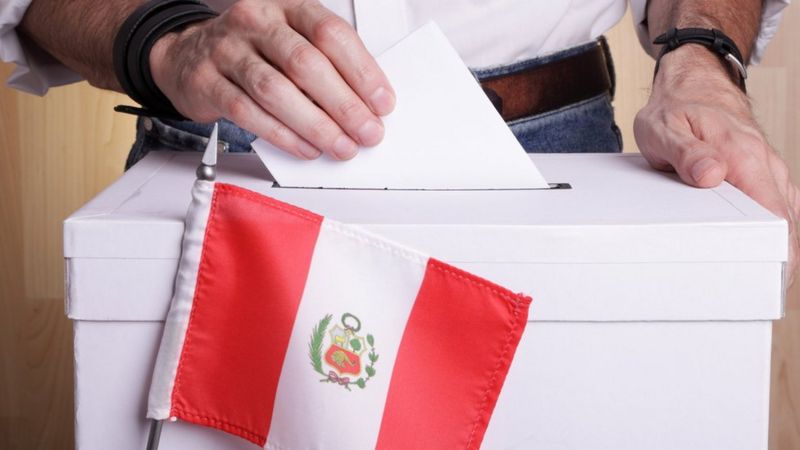 Exigen a candidatos de Perú jurar que dejarán el poder al final de su mandato