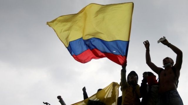 Protestas en Colombia se mantienen vivas al grito de "no más violencia"
