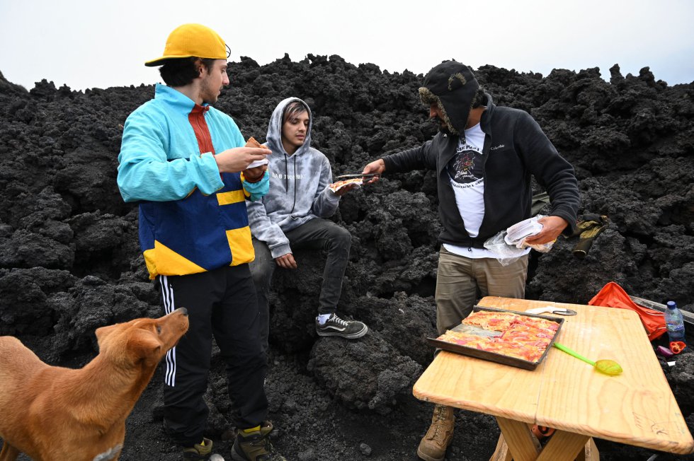 "Pizza a la lava" la ardiente manera de hornear pizza sobre un volcán
