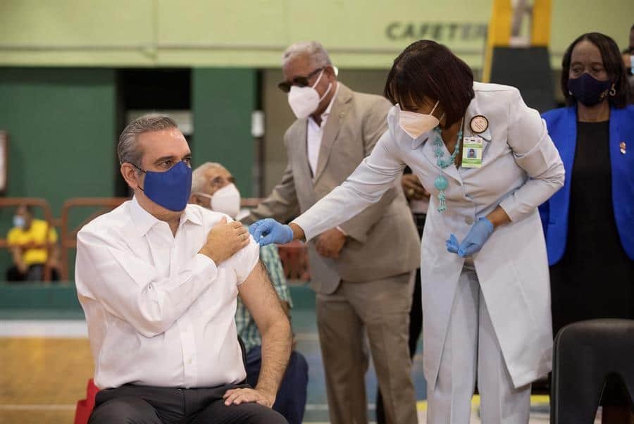 El presidente dominicano recibe la vacuna contra la COVID-19