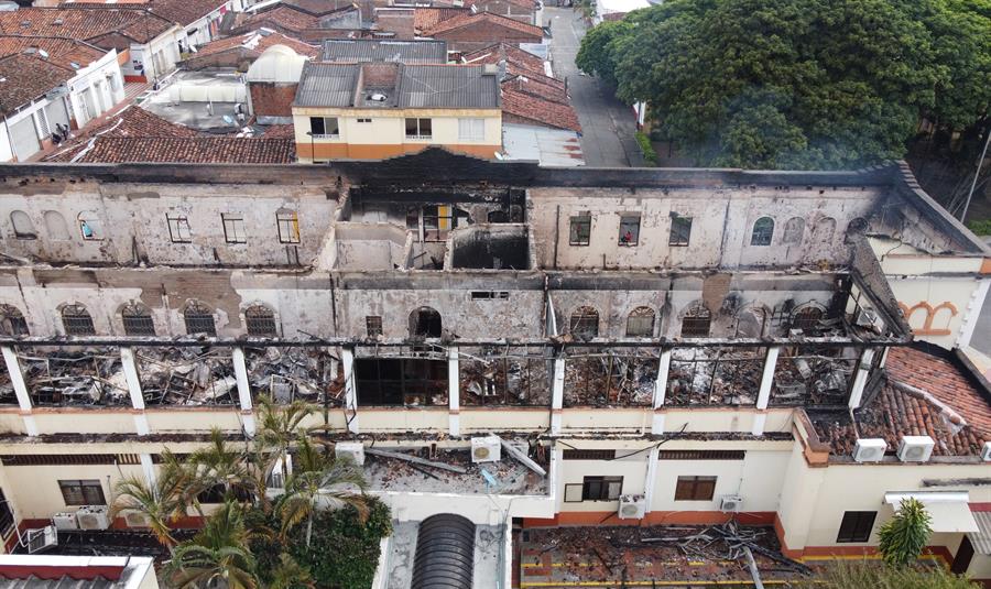 Una turba incendia el Palacio de Justicia de la ciudad colombiana de Tuluá