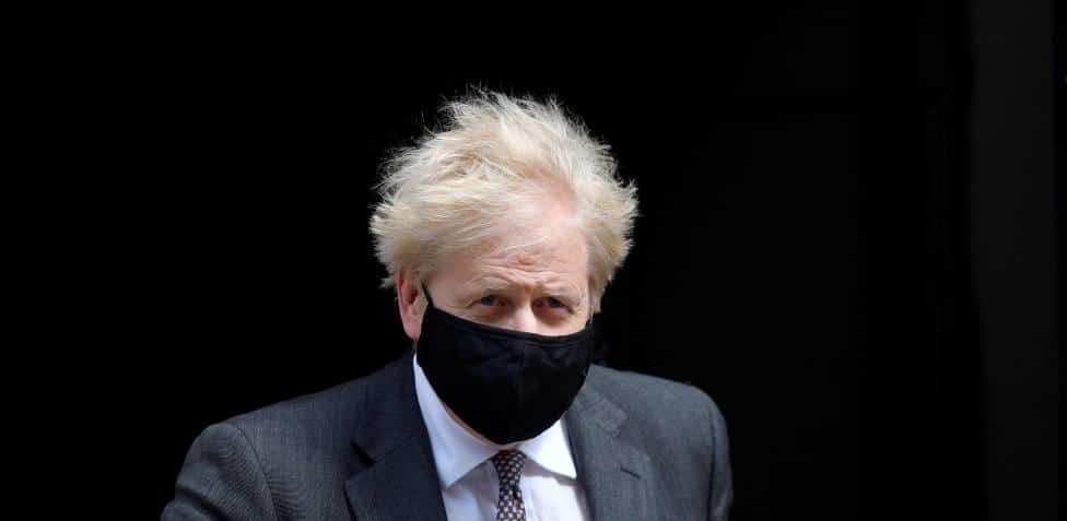 Boris Johnson niega que su gestión de la pandemia haya costado vidas