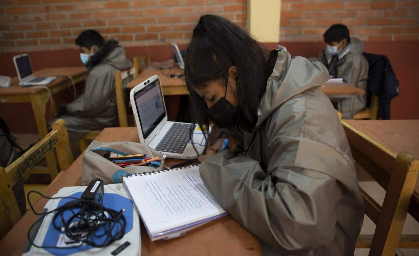 Escuela en Bolivia abre para apoyar a estudiantes sin acceso a internet