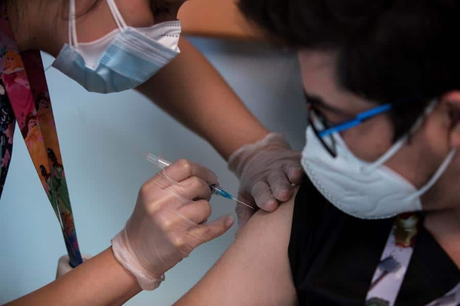 Chile roza los 7.000 casos y se acerca a 50 % de la población vacunada