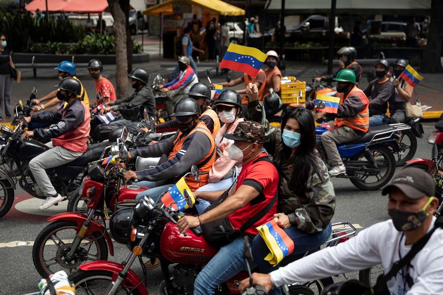 Motorizados chavistas realizan caravana en apoyo a Cuba