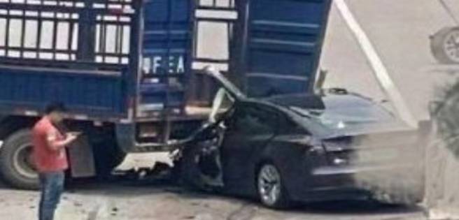 Conductor fallece tras chocar su automóvil eléctrico en China (+Video)