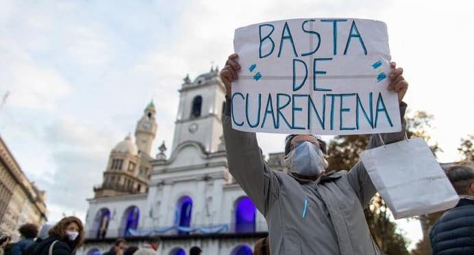 Argentinos protestan contra nuevo confinamiento para frenar COVID-19