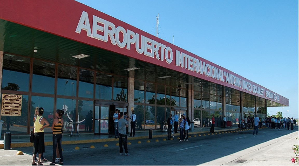 Aeropuertos cubanos suspenden venta de divisas a viajeros por liquidez