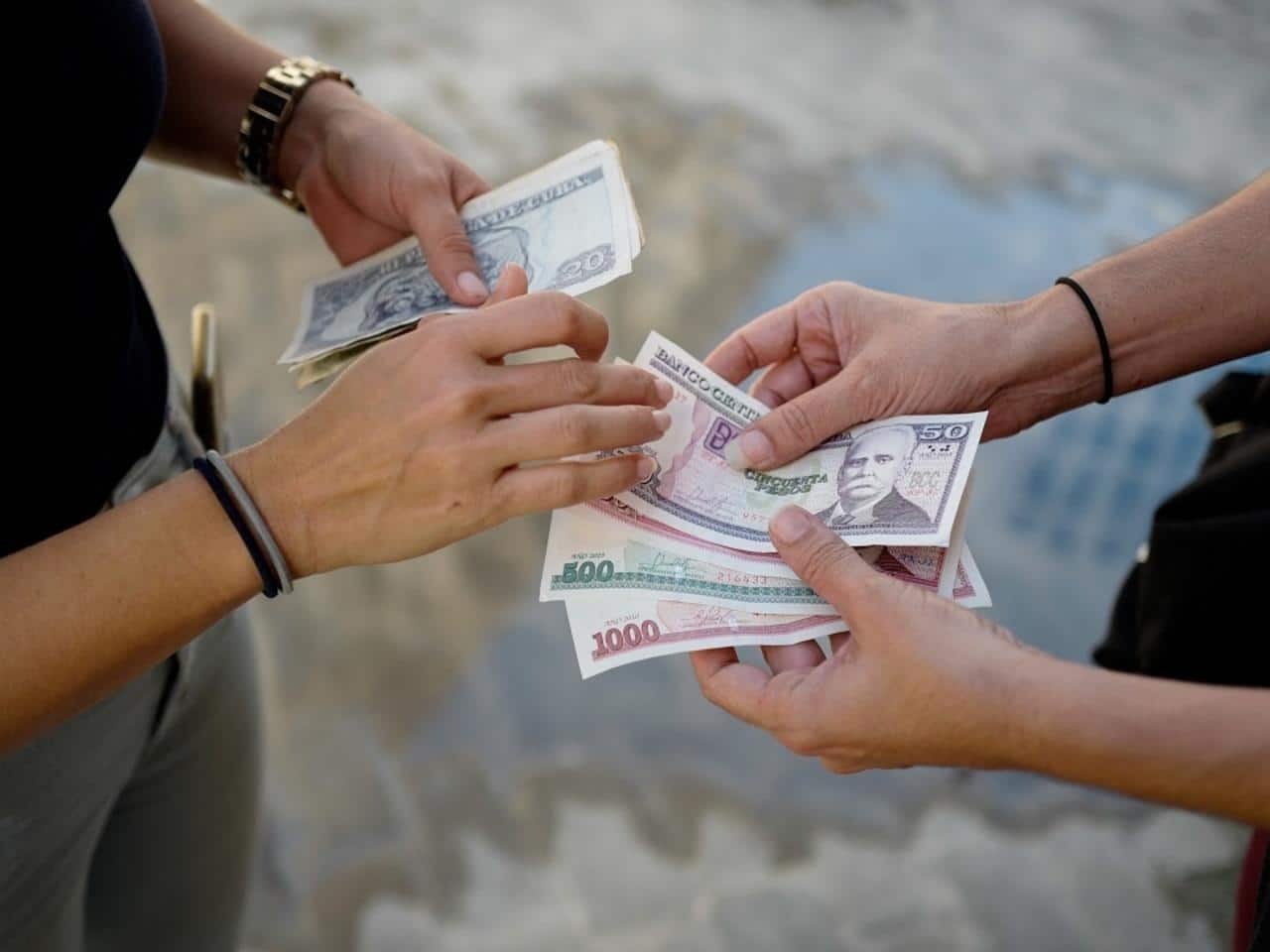 Cuba suspende venta de dólares a los viajeros