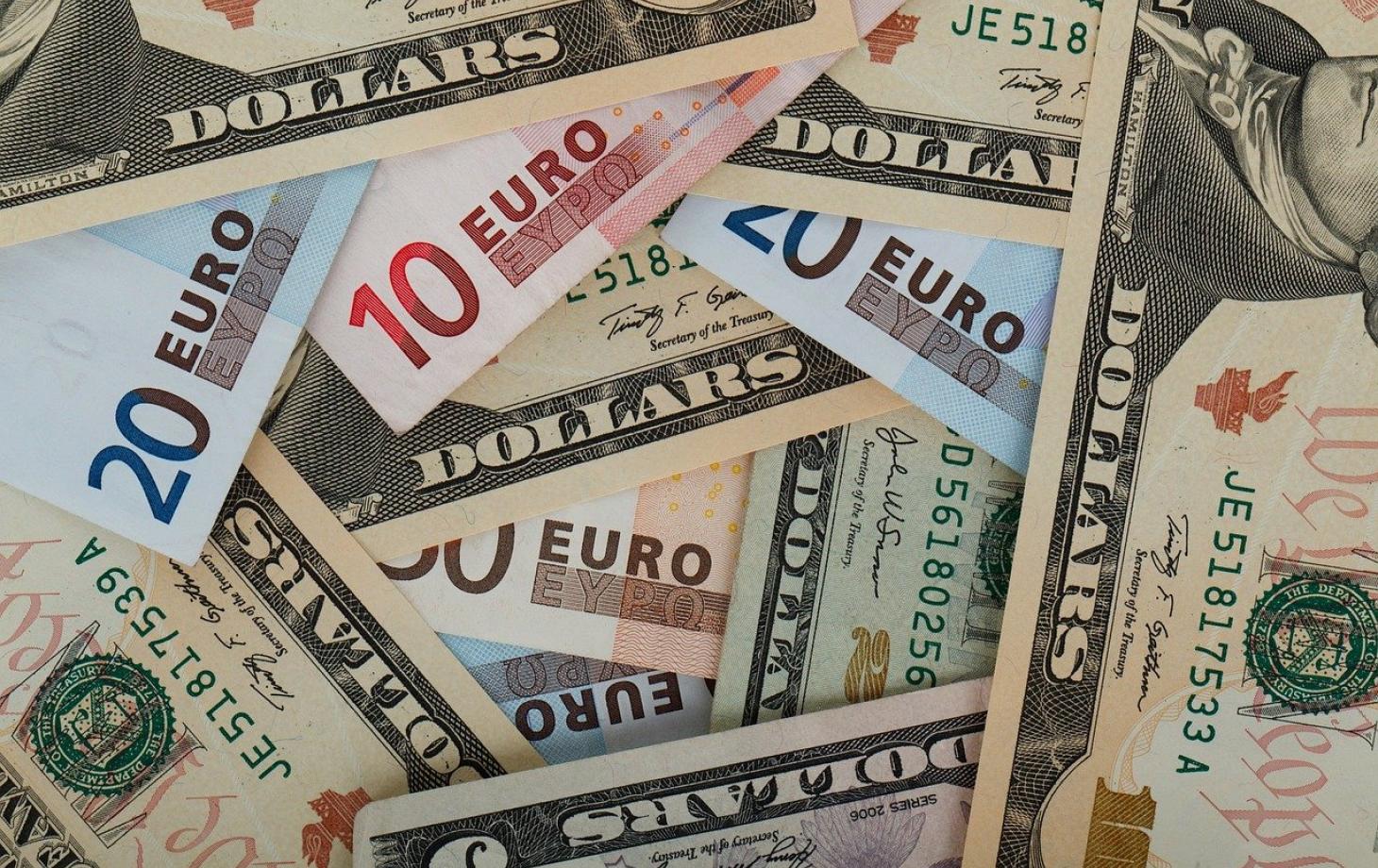 "Euro dólar" es una opción de pago en locales comerciales