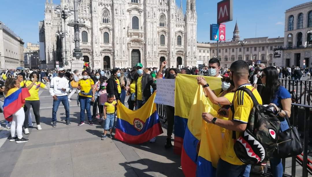 Miles de colombianos marchan en Madrid en contra del gobierno | Diario 2001