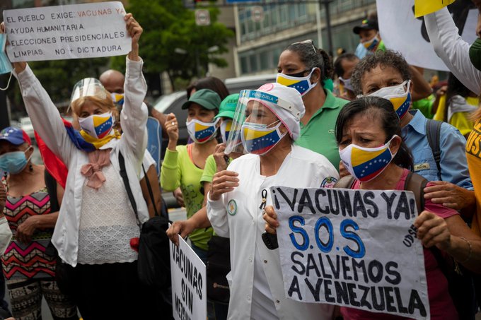 Venezolanos protestan y exigen vacunación masiva contra la COVID-19
