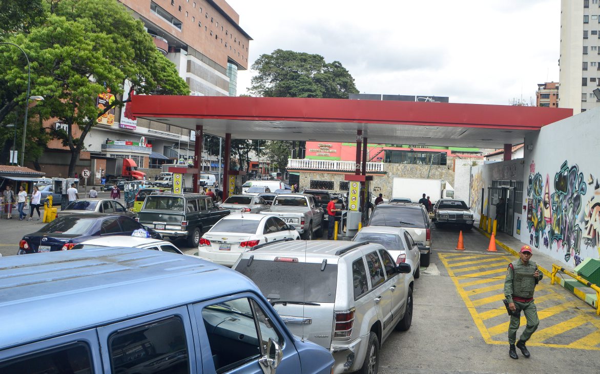 La escasez de gasolina impone el uso de motos o las caminatas