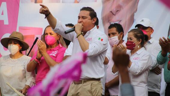 Político mexicano marcha en Acapulco para exigir seguridad tras atentado