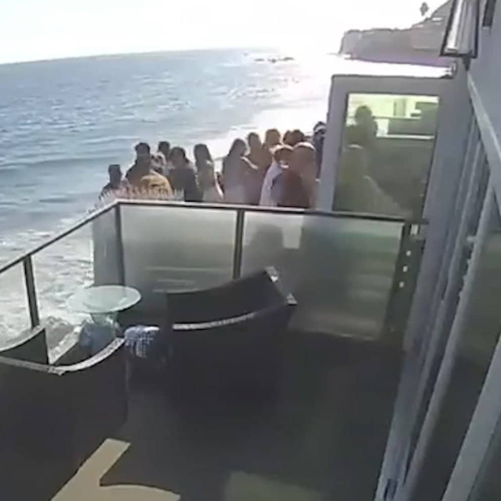 “Extraño accidente”: Un balcón lleno de gente cae al vacío