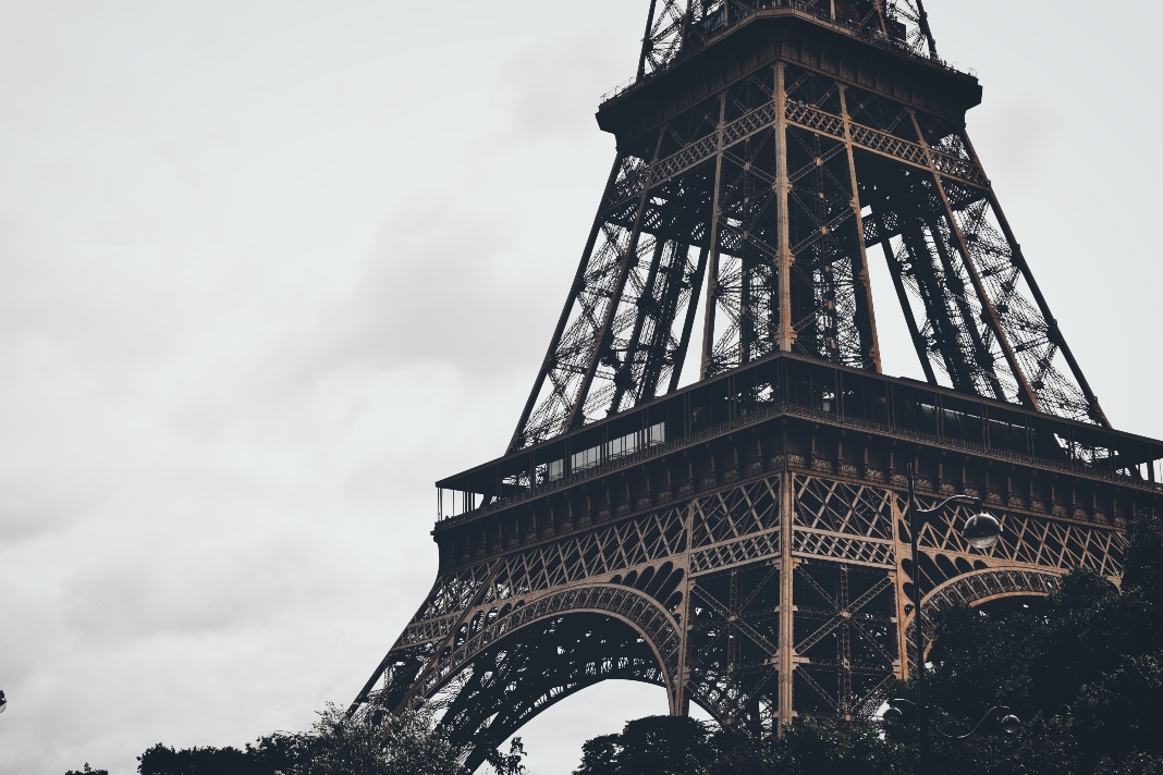 Ilusión óptica hace "flotar" la torre Eiffel sobre un enorme barranco