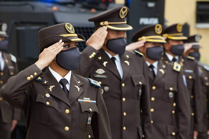 Policía ecuatoriano dona sus botas en plena calle a migrante colombiano