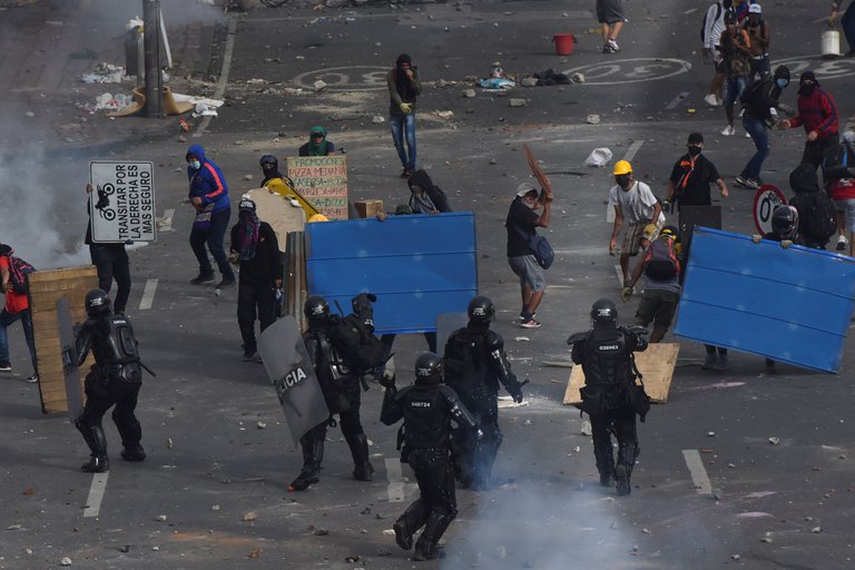 Defensoría del Pueblo recibe reporte de 42 muertos en protestas en Colombia