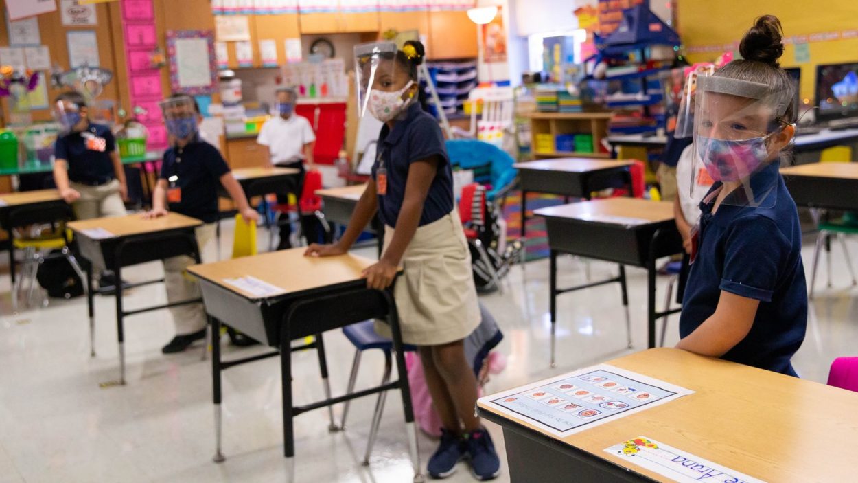 Texas prohíbe a las escuelas públicas que exijan el uso de mascarilla