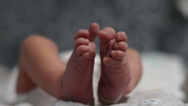 Fallece bebé de once meses tras ser asfixiado por sus padres