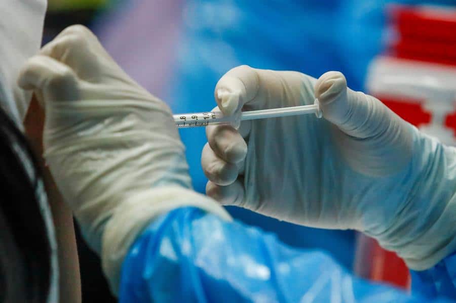Falta de insumos vuelve a amenazar continuidad de vacunación en Brasil