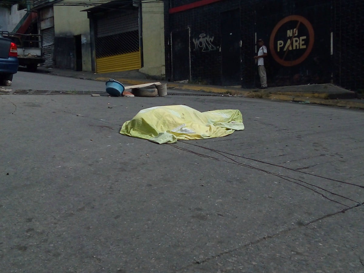 Abandonan un cadáver en la avenida principal de El Cementerio