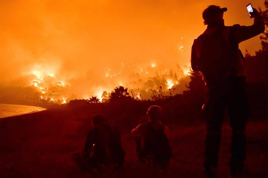 Incendio forestal en Grecia obliga a evacuar provincia de Corintia