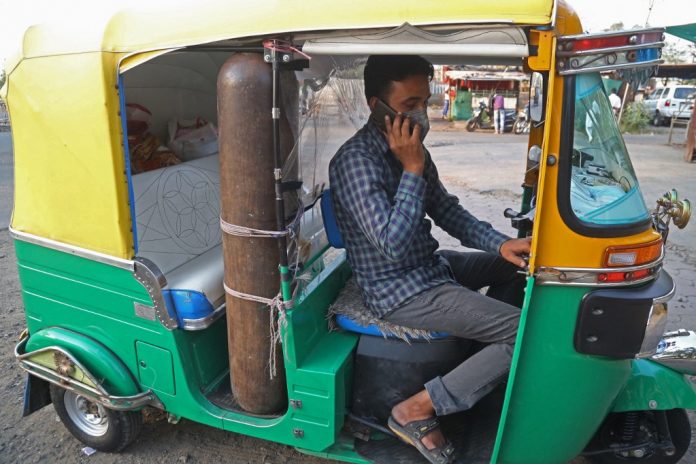 Conductor de tuk-tuk convierte su vehículo en ambulancia