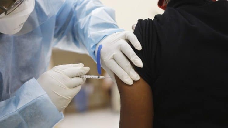 Solo 42% de los médicos en Venezuela reciben vacuna anticovid,