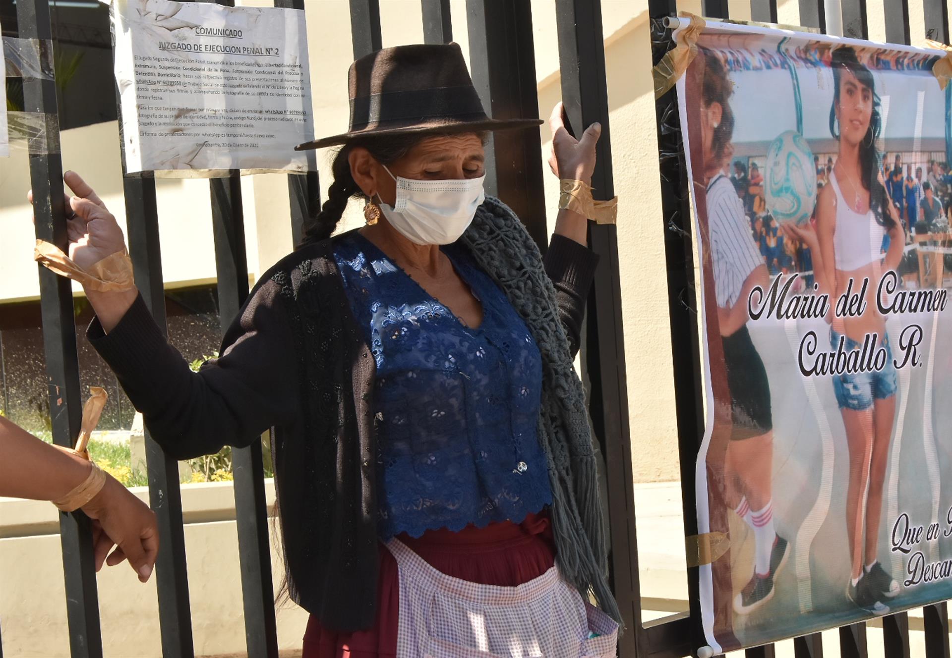 Mujer se crucifica en protesta tras la fuga del asesino de su hija en Bolivia