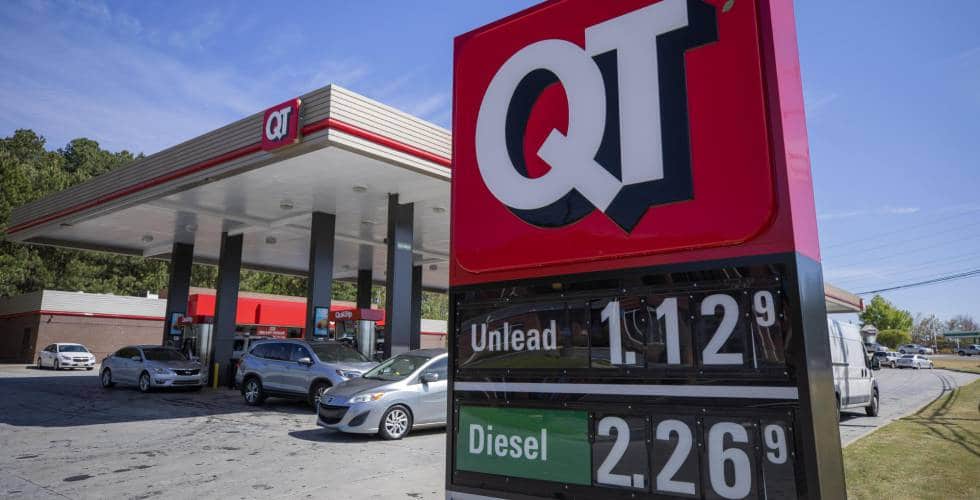 EEUU retira exigencias medioambientales y asegura suministro de gasolina